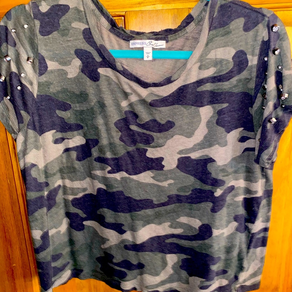 Express camo cropped tee w rhinestone sleeve S